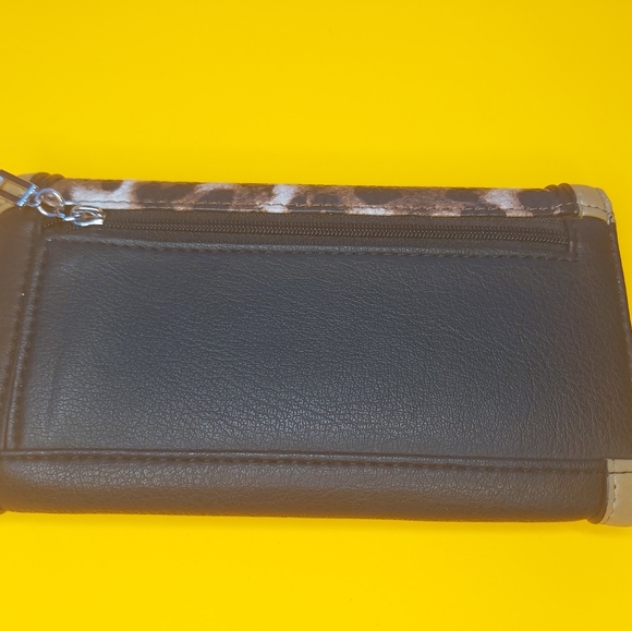 Guess Tri Fold Wallet - Picture 2 of 4